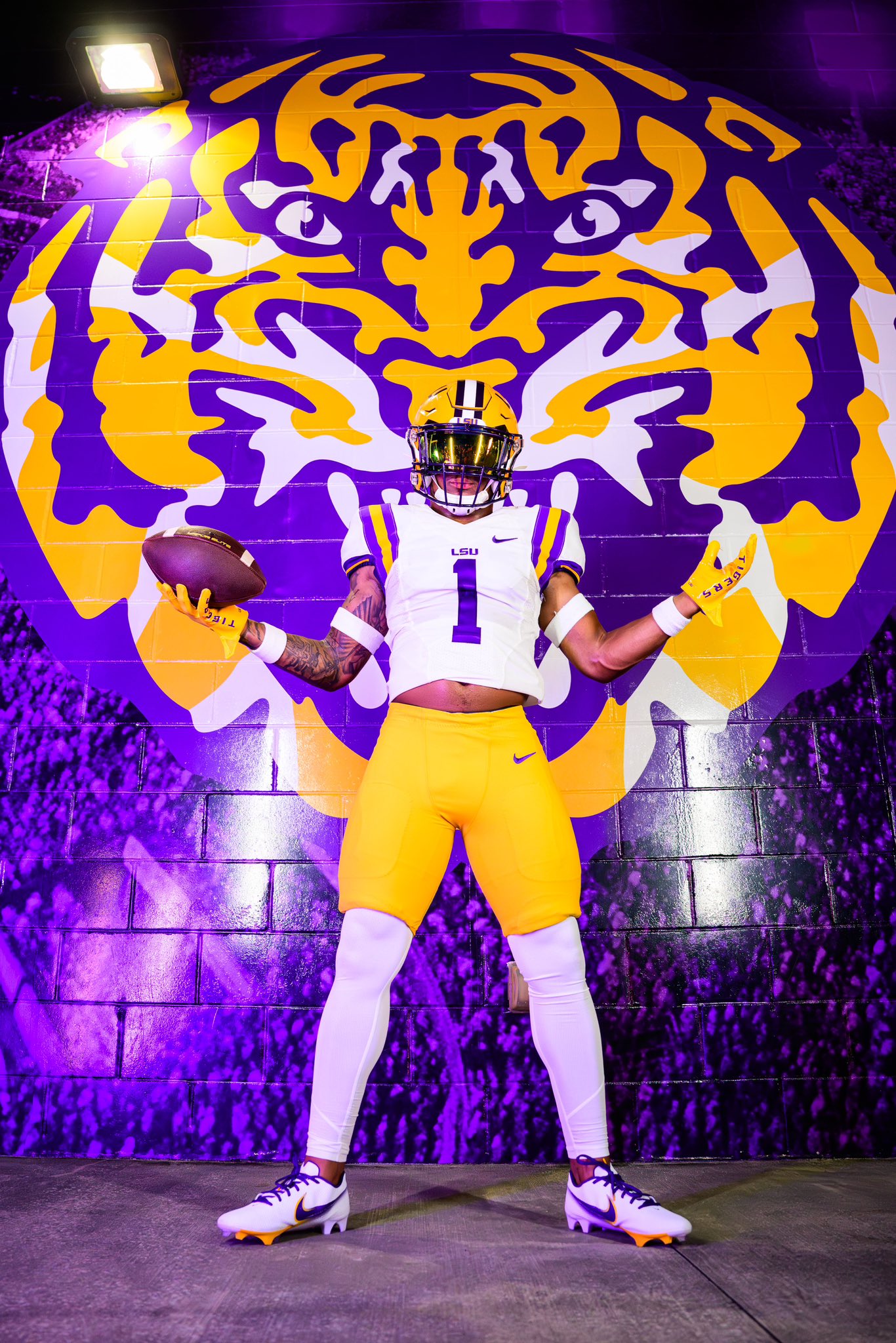 Home run threat LSU’s Class of 2024 moves to No. 6 nationally with