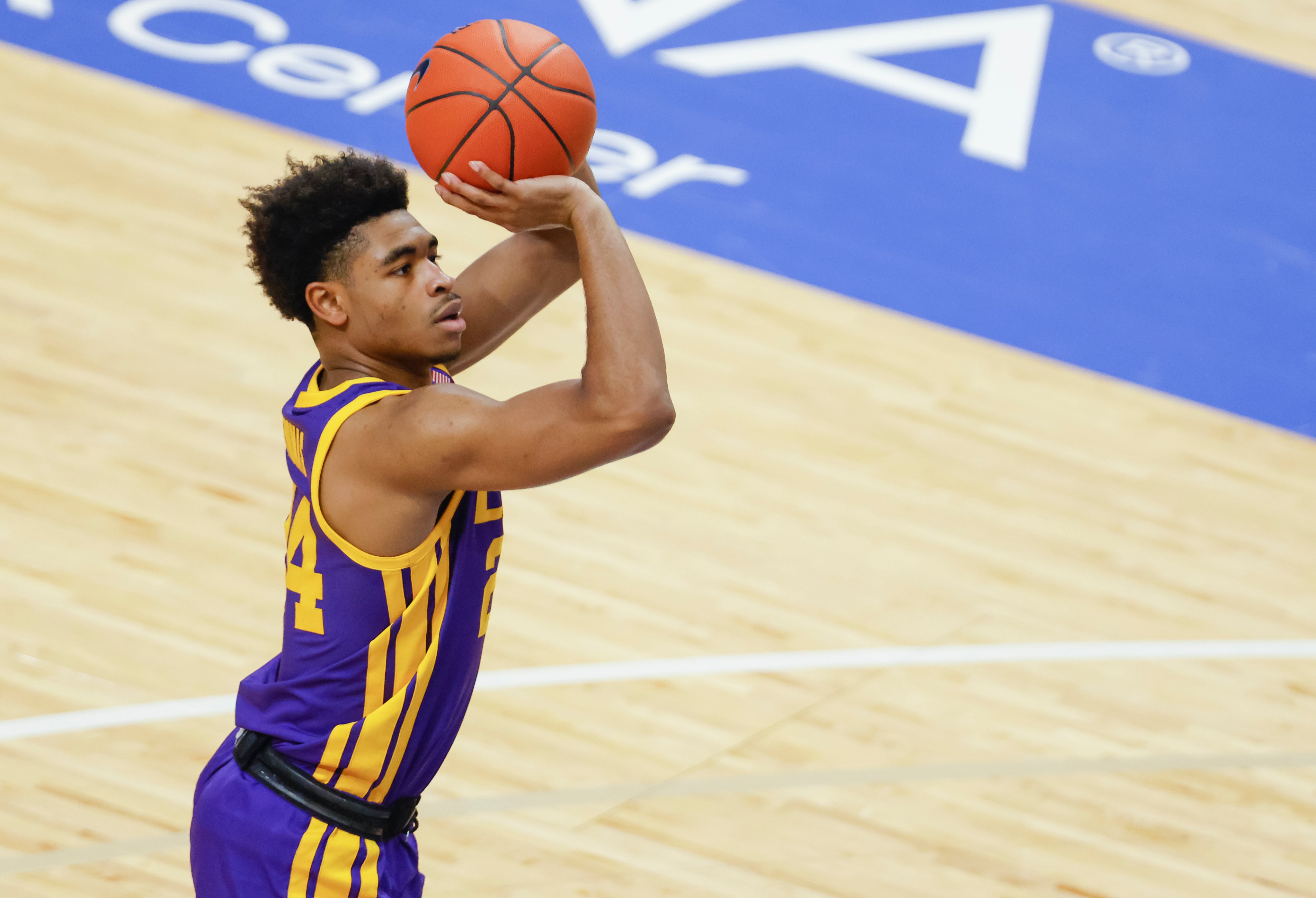 Cameron Thomas shoots