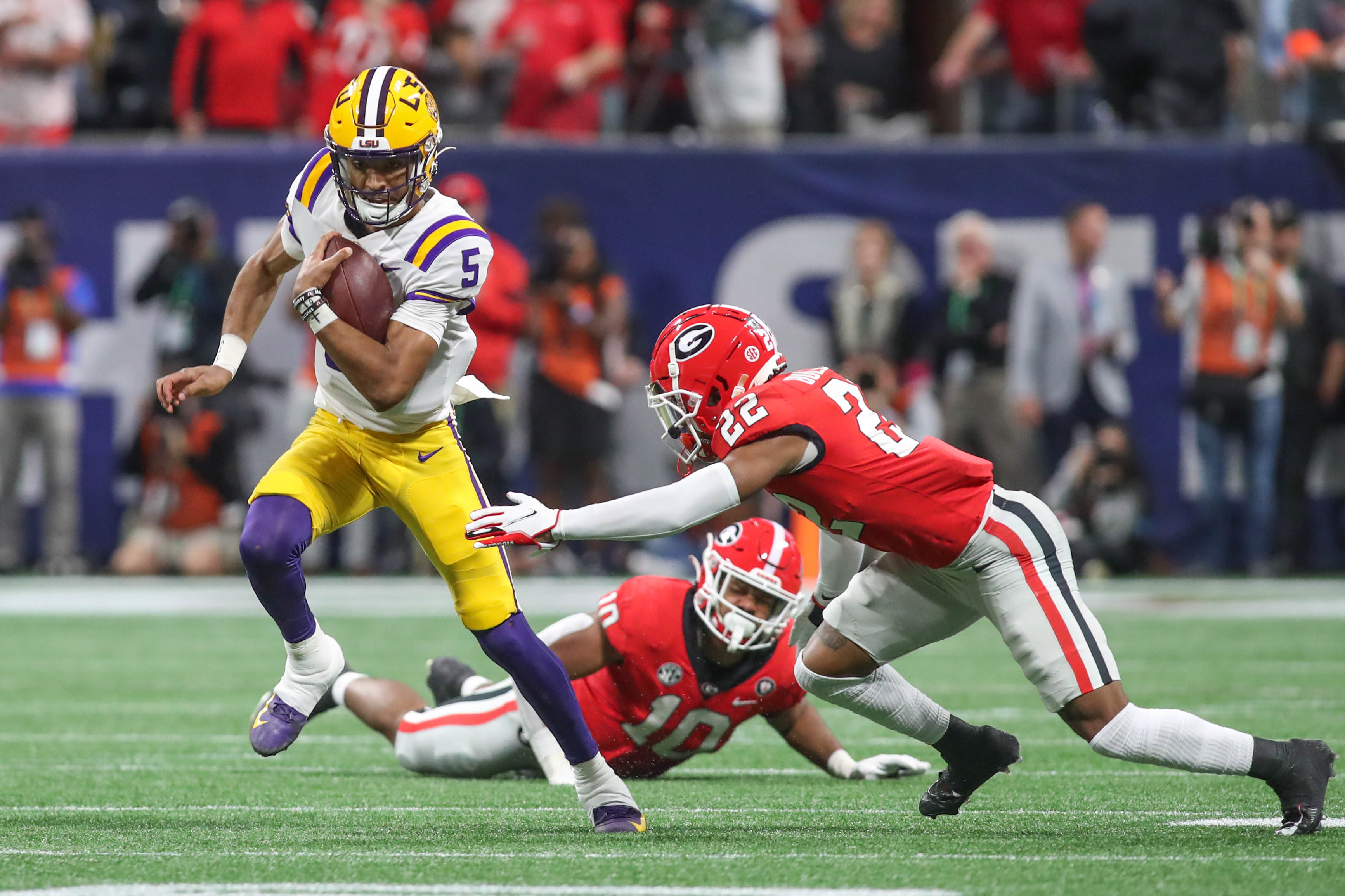 Jayden Daniels eluses Georgia defender