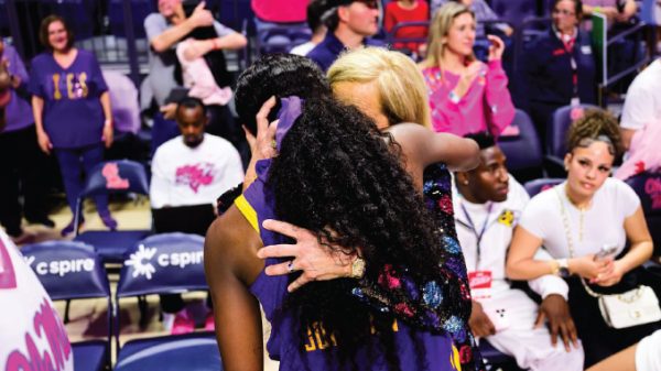 Kim Mulkey and Flau'jae Johnson, LSU