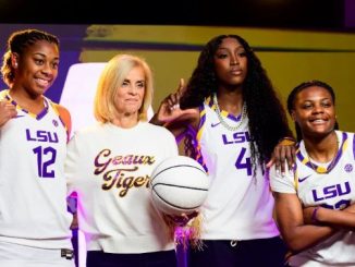 Kim Mulkey, Flau'jae Johnson, MiLaysia Fulwiley, Mikaylah Williams, LSU