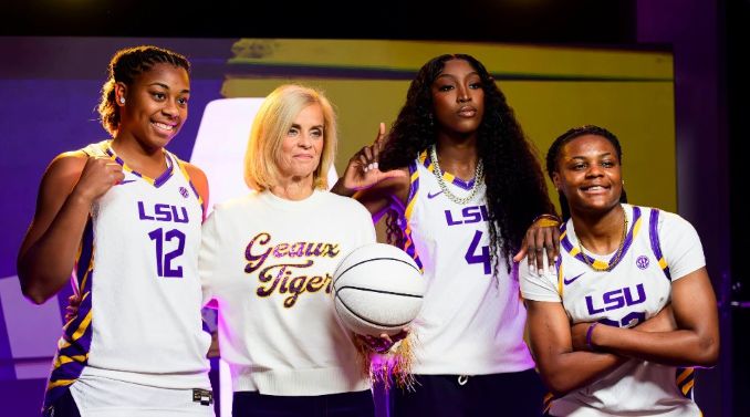 Kim Mulkey, Flau'jae Johnson, MiLaysia Fulwiley, Mikaylah Williams, LSU